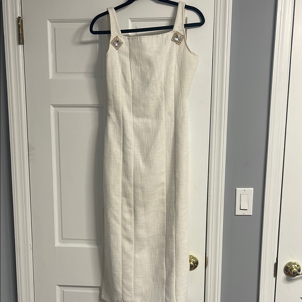 Elegant White Sleeveless Dress